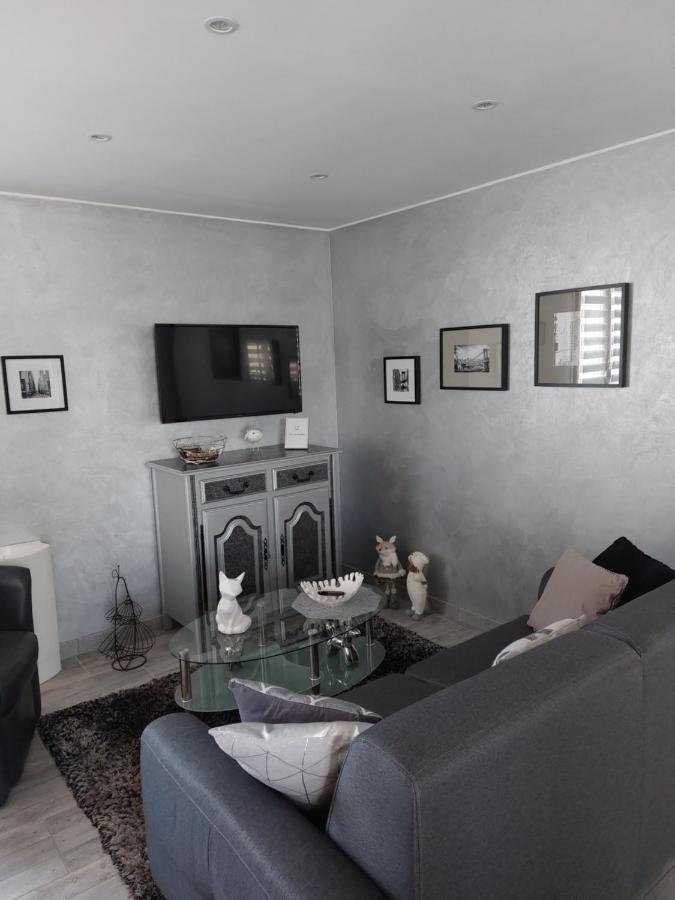 Les Dauphins Apartment Saint-Romain-de-Jalionas Екстериор снимка