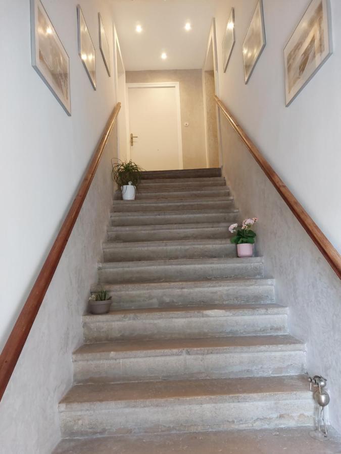 Les Dauphins Apartment Saint-Romain-de-Jalionas Екстериор снимка